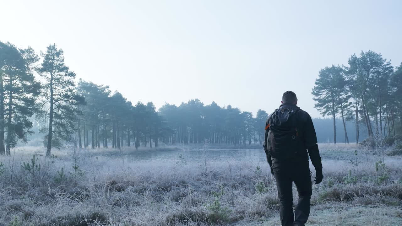 얼어붙은 숲에서 산책하는 남자