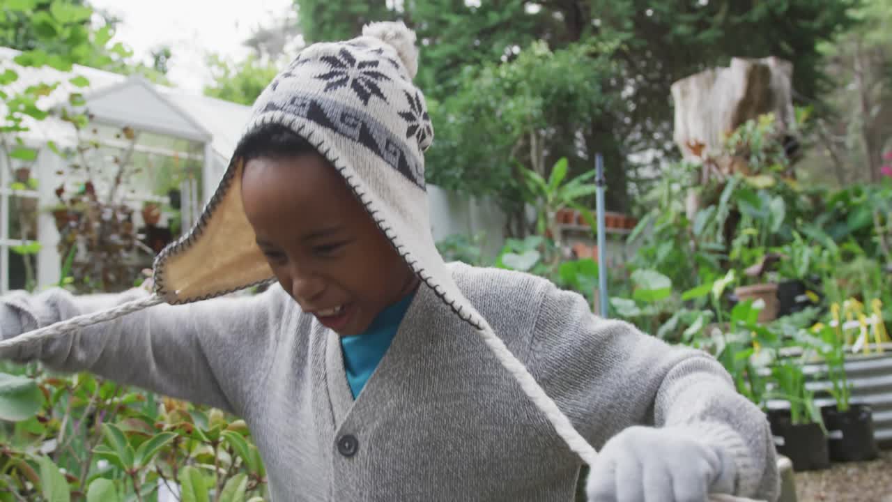 행복 한 아프리카계 미국인 소년 이 정원 에서 달리고 놀고 있다