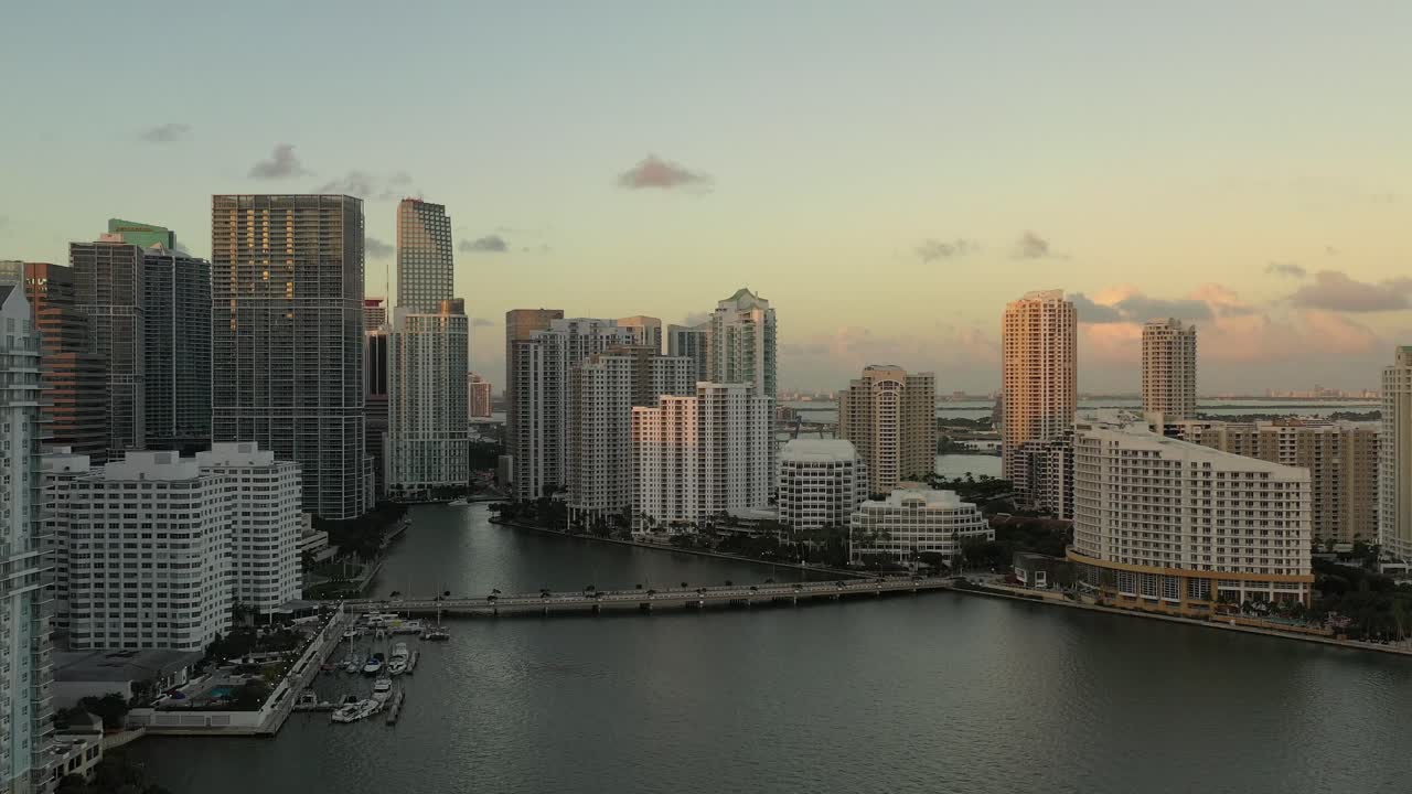 toma aérea panorámica cinematográfica de brickell key en miami florida al atardecer durante la hora dorada