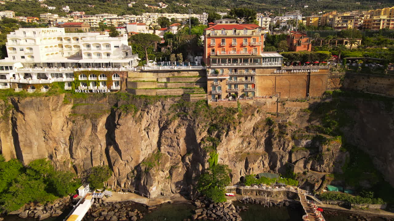 Vista aérea das falésias de Sorrento, Itália, na costa do Mar Mediterrâneo