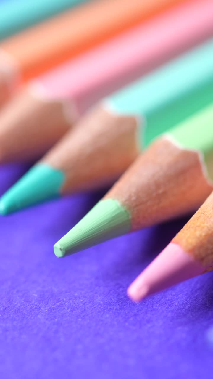 primer plano de lápices de colores coloridos