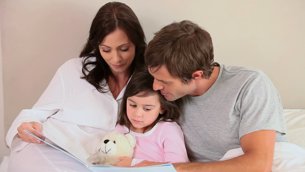 Família feliz lendo um livro em voz alta