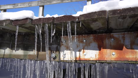 puente oxidado con formatina de estalactitas de hielo