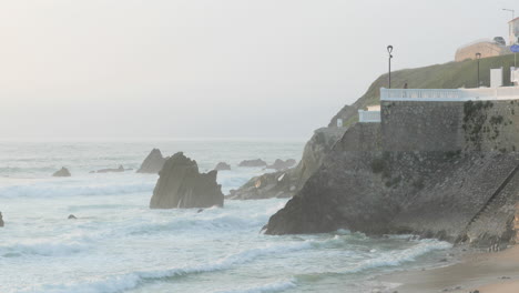 Grandes-Olas-Rompiendo-En-Las-Rocas-A-Primera-Hora-De-La-Mañana-En-La-Playa-De-Sao-Pedro-De-Moel-En-Leiria,-Portugal