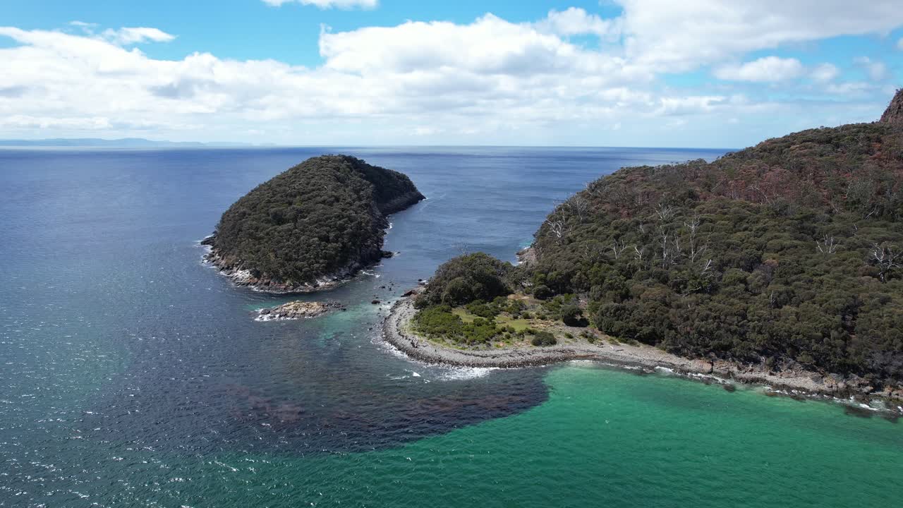 Landskab af Penguin Island og blåt hav i South Bruny, Tasmanien, Australien - dronebillede