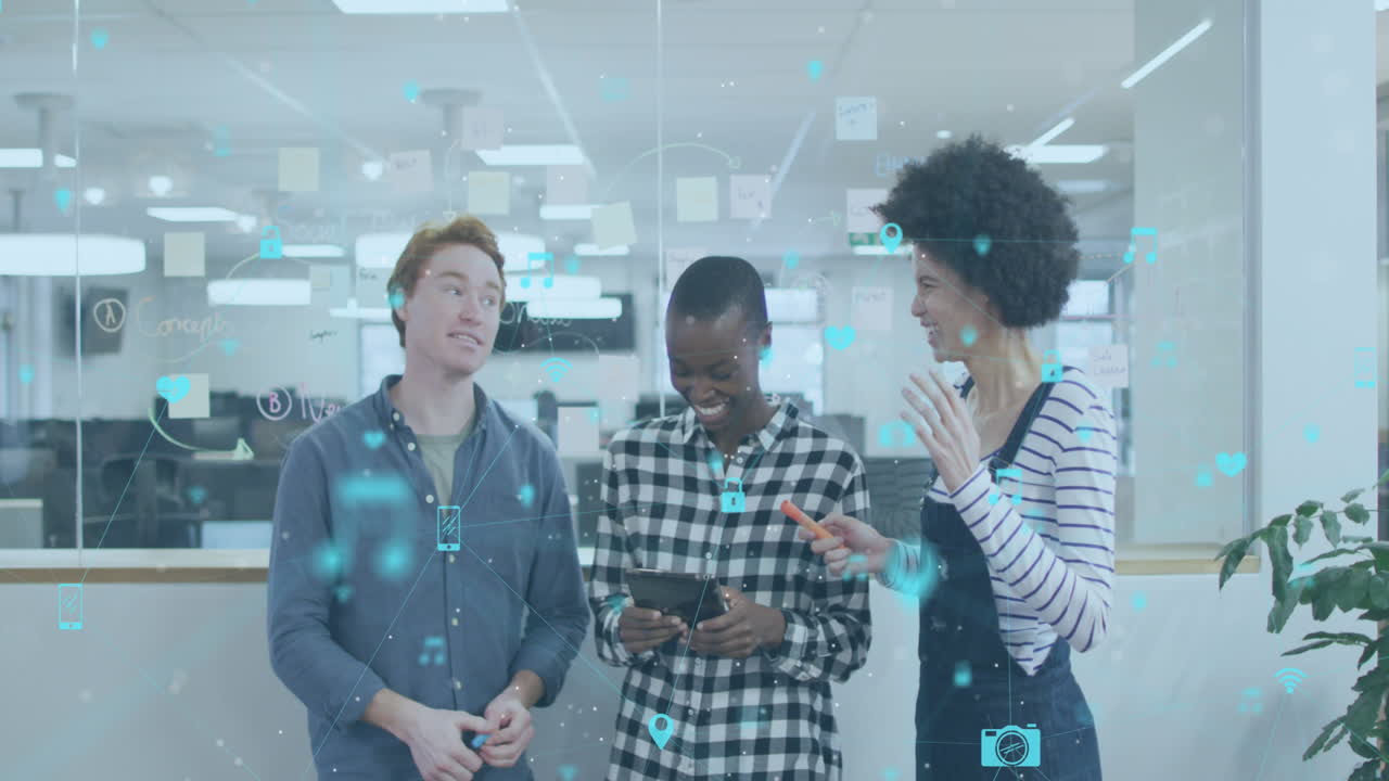 animación de una red de iconos digitales sobre diversos colegas discutiendo y sonriendo en la oficina.
