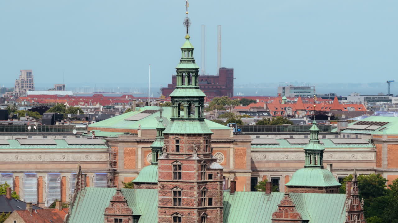 Rosenborg Slots facade, der tårner sig op over traditionelle røde tegltage i København, Danmark