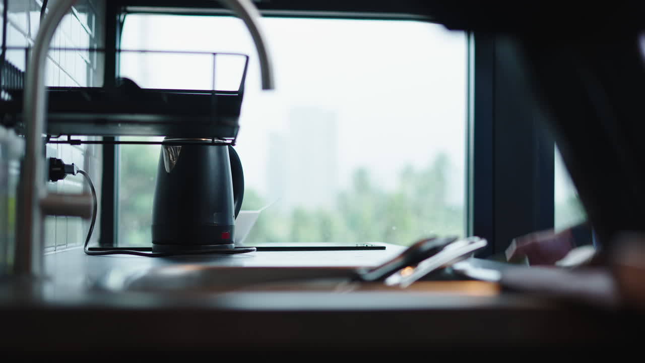 キッチンでお茶を入れる人