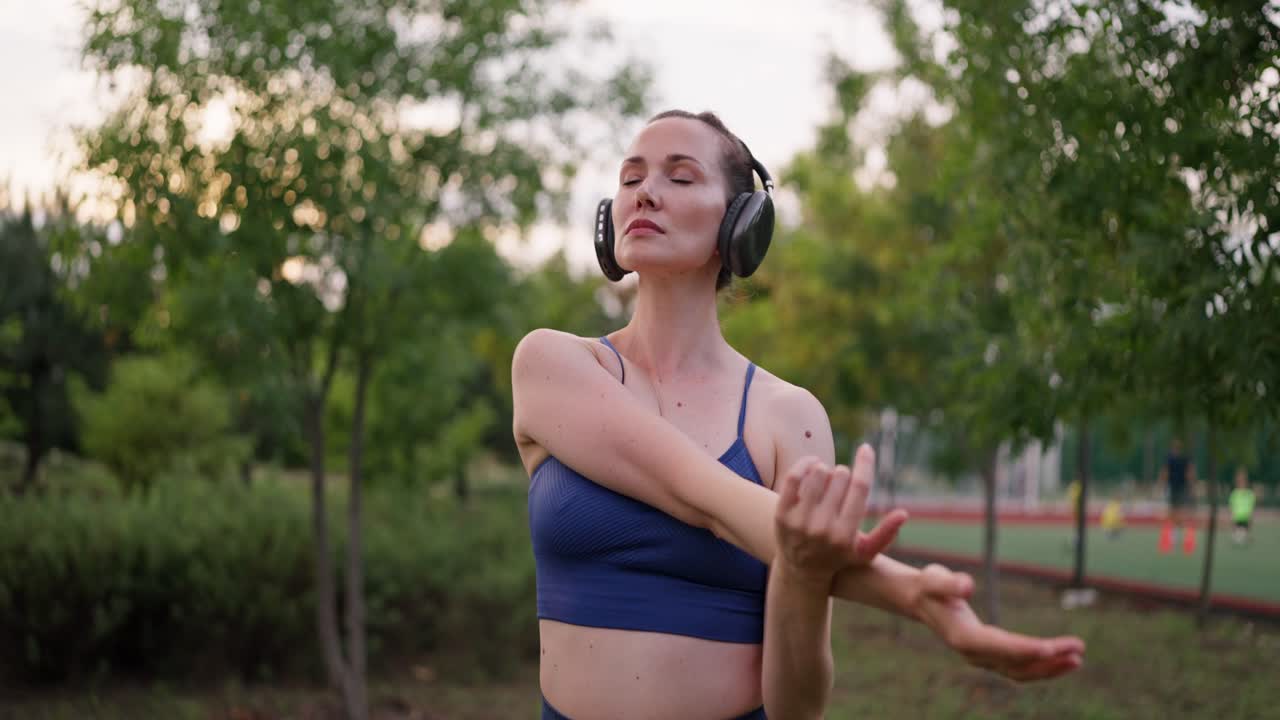 mujer estirándose al aire libre
