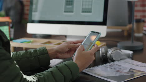 Cerrar-Las-Manos-Mujer-Ingeniera-Que-Usa-Una-Aplicación-De-Software-De-Desarrollo-De-Computadora-Trabajando-En-Un-Proyecto-De-Diseño-Revisando-La-Navegación-Por-Teléfonos-Inteligentes-Investigación-En-Línea-Solución-De-Intercambio-De-Ideas-Para-Una-Empresa-Emergente