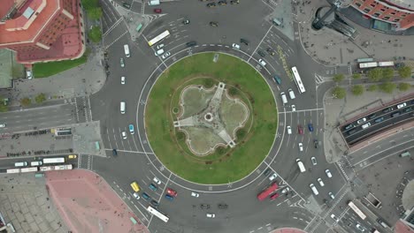 vista aérea. rotonda desde arriba con vehículos dando vueltas