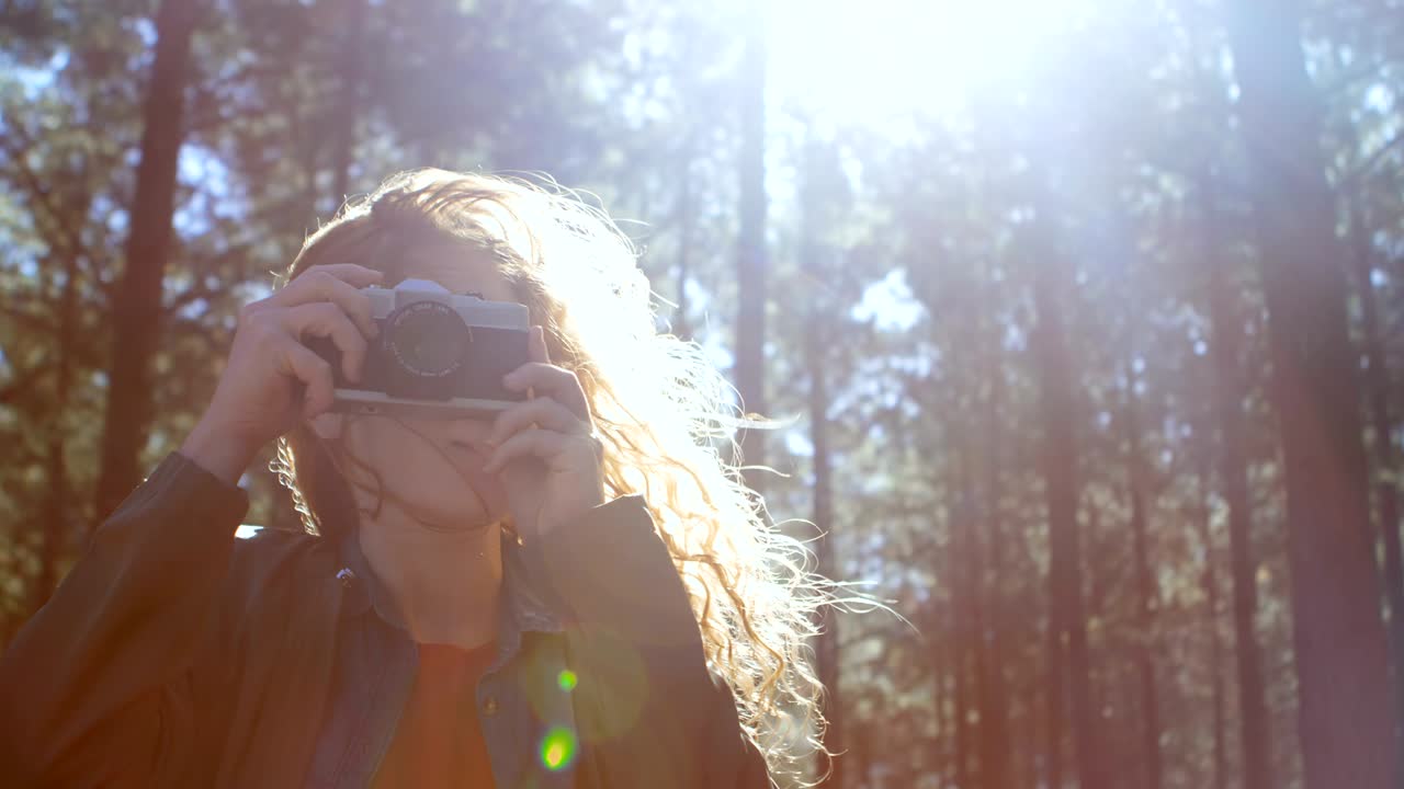 женщина фотографируется с камерой 4k.