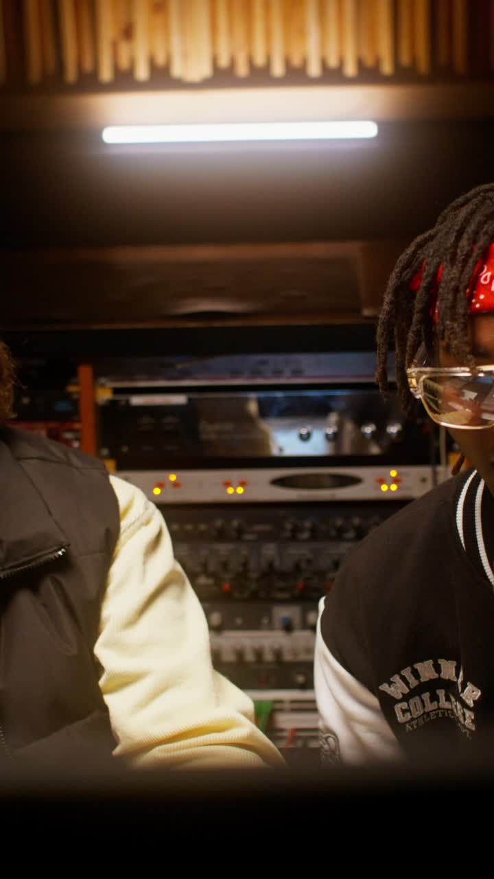 녹음 스튜디오에서 음악 제작 세션