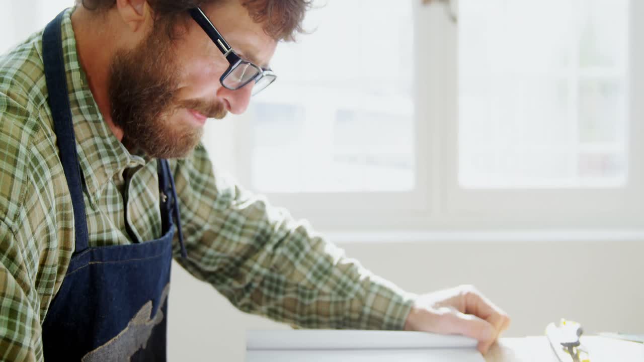 4k 조각 디자인을 그리는 장인