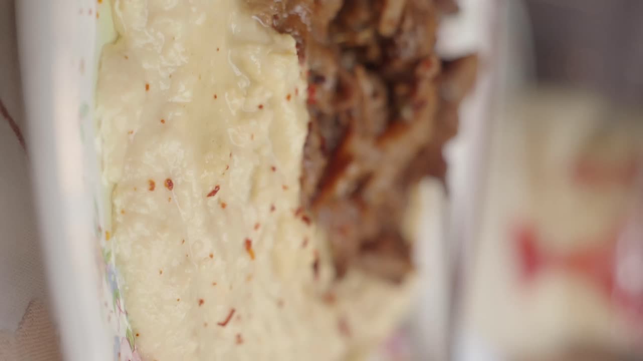Gros plan sur un délicieux plat avec de la viande et de la sauce