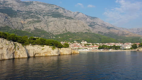 Ciudad-Croata-De-Makarska-Riviera-En-La-Costa-Del-Mar-Adriático,-Vista-Aérea-De-Retroceso