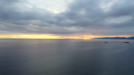 paisaje marino tranquilo con tono de puesta de sol en el horizonte