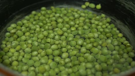 boil green peas in hot water