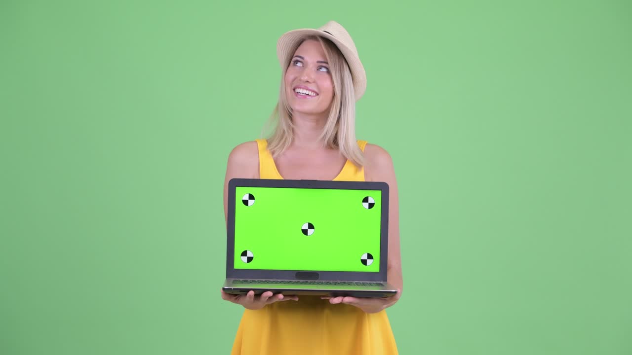 fotografía de estudio de una joven turista contra un fondo verde