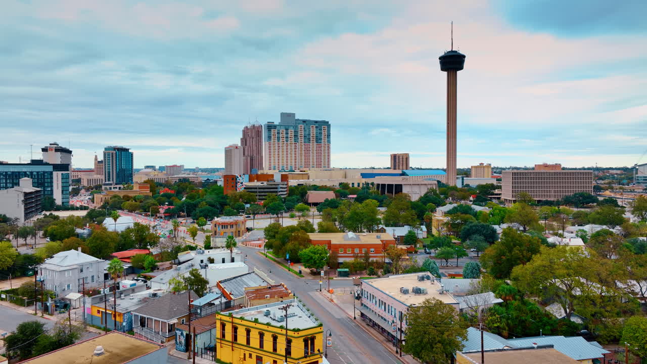 San Antonio, USA, 14 agosto 2025: Prospettiva a livello del suolo dello skyline di San Antonio da un quartiere. Vista stradale e tetti che si affacciano verso la Torre delle Americhe e gli edifici del centro.
