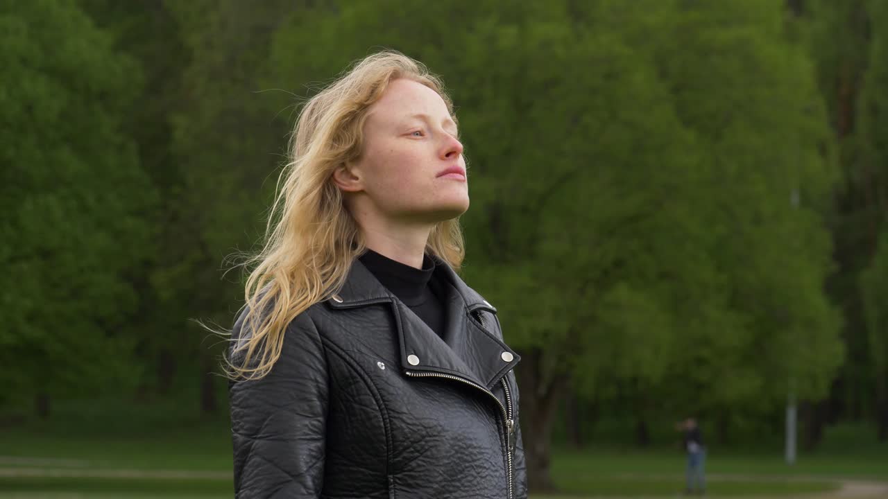 검역 후 마침내 얼굴 마스크를 벗는 여성