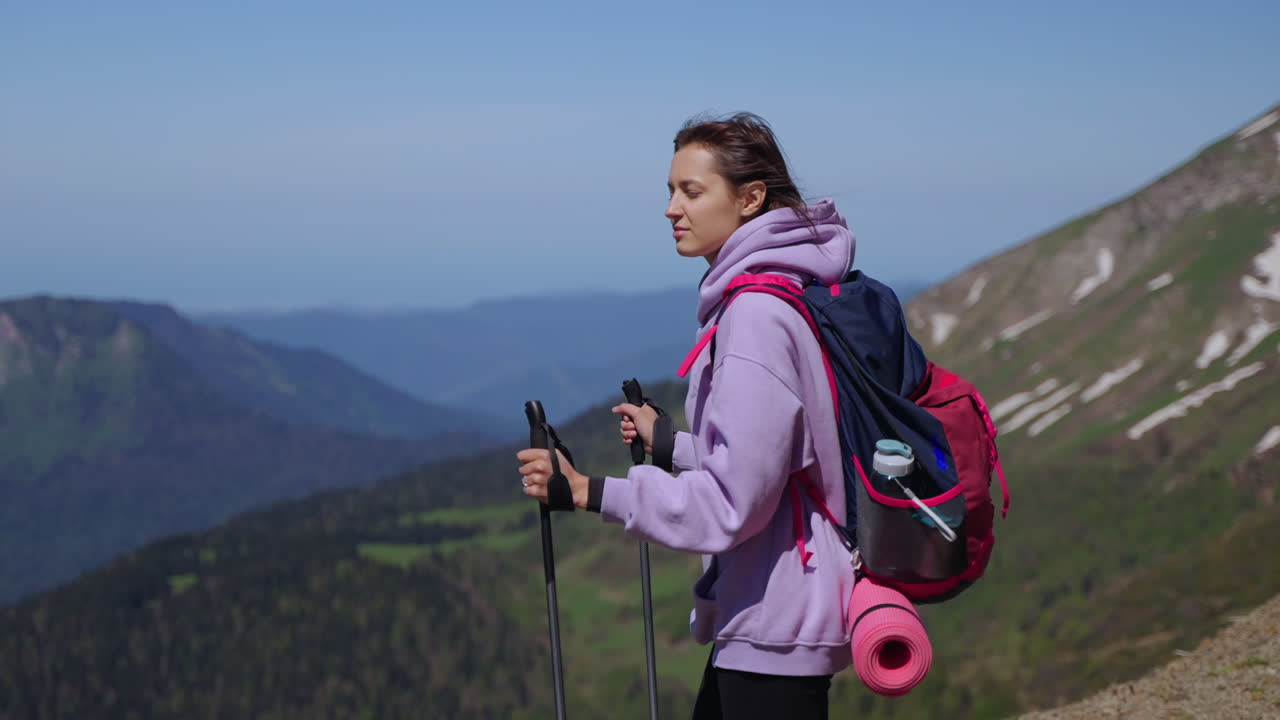 Mujer, excursión, en, montañas