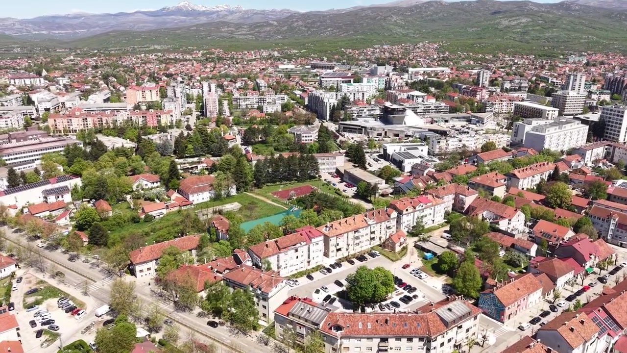 Niksic, Karadağ. Güneşli Bir Günde Şehrin, Binaların ve Sokakların Genel Drone Çekimi