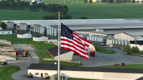 Amerikanische-Flagge-Weht-Auf-Einer-Großen-Massentierhaltung-In-Den-USA