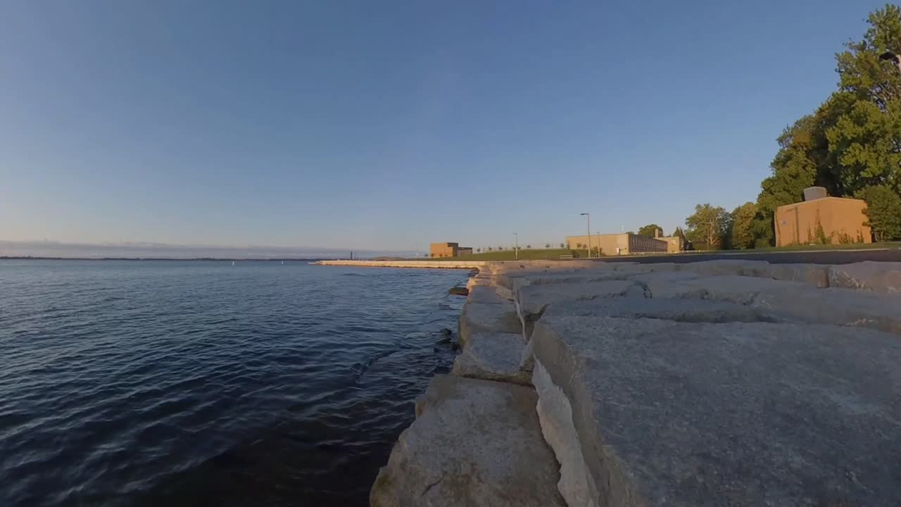 paseo marítimo de la ciudad al amanecer horario de verano