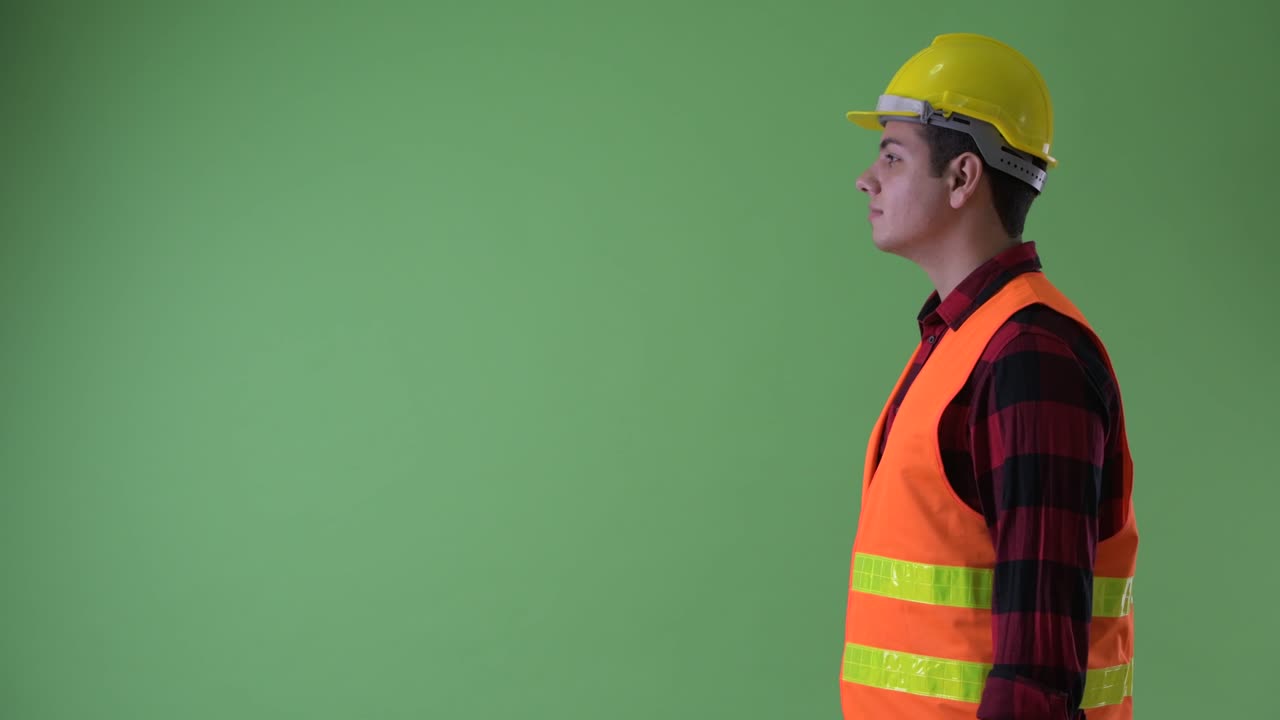 젊은 잘생긴 다민족 남성 건설 노동자