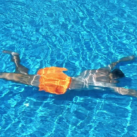 joven feliz en la piscina.