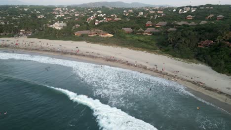 Drone-Vuela-Sobre-La-Playa-Punta-Zicatela-Puerto-Escondido-Costa-De-Oaxaca-México