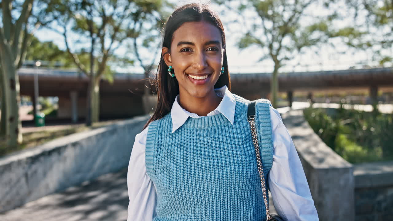 retrato de una mujer sonriente al aire libre
