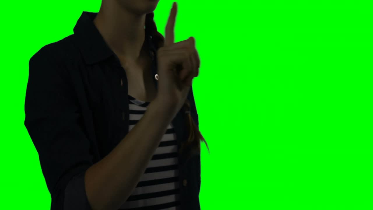 디지털 스크린 4k를 사용하는 여성의 중간 섹션