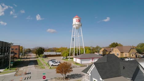 Frisco-Texas-Im-Herbst,-Enthüllung-Des-Wasserturms