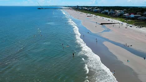 Gente-Jugando-En-El-Agua-En-La-Playa-Vista-De-Drones