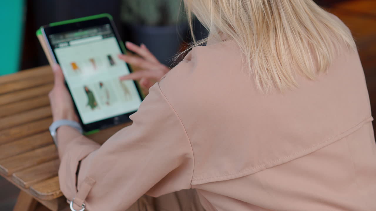 mujer comprando ropa en línea en un café