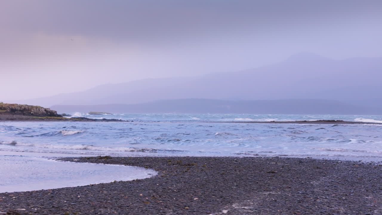 низкий отслеживающий дрон выстрелил над пеббл-бич на звуке мулл, западное побережье шотландии
