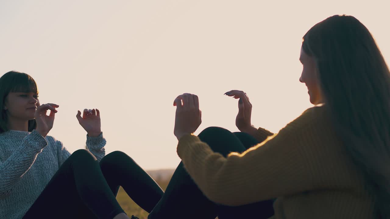 여성 관광객 들 은 캠프 에서 복부 운동 을 하는 손 을 박자