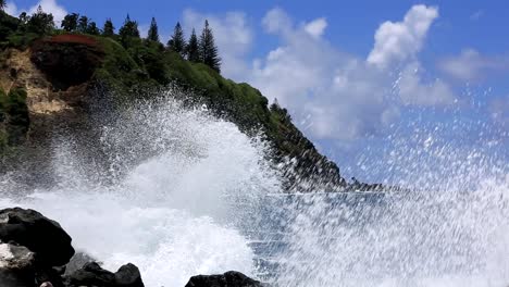 las olas aplastan las rocas en la costa de pitcairn en la isla del pacífico