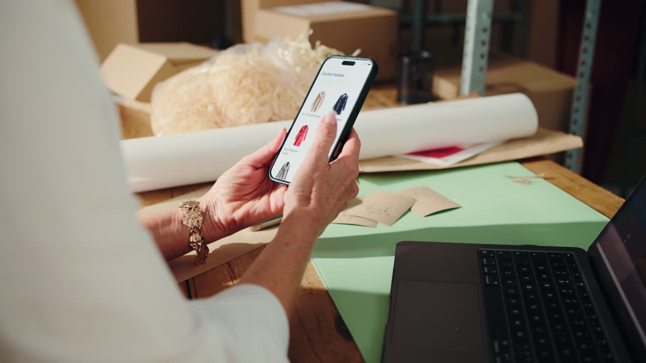 Primo piano di mani che fanno acquisti online su un telefono cellulare