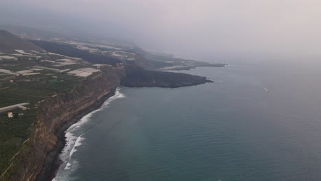 Avance-Aéreo-A-Lo-Largo-De-La-Costa-Y-Lava-Solidificada-Fluyó-En-El-Mar-Después-De-La-Erupción