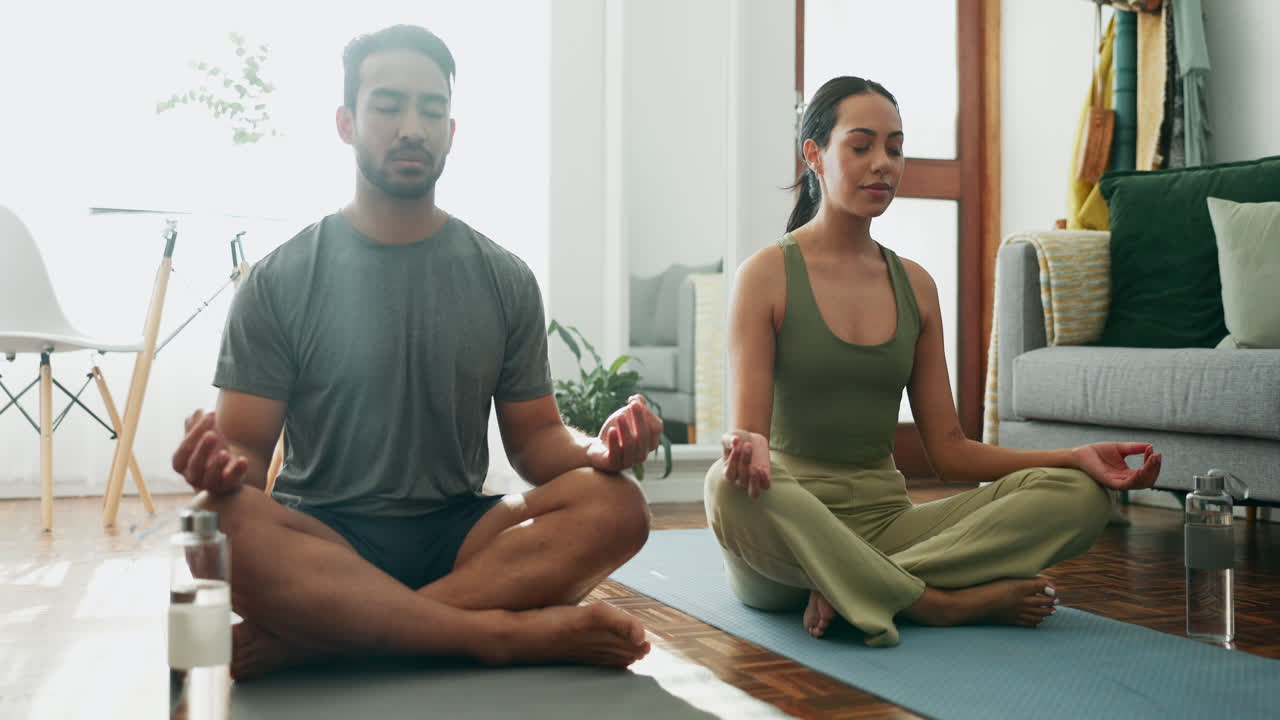 hogar, meditación y pareja con ejercicio