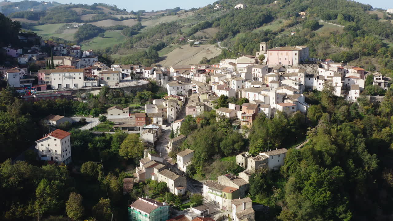 toma aérea en órbita izquierda de la hermosa ciudad de fossalto en la cima de una colina en la región de molise en italia, 4k