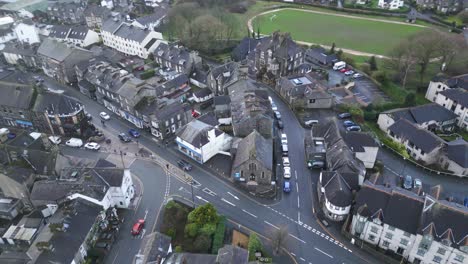 Orbit-Drohnenansicht-Der-Kirche-Von-Windermere