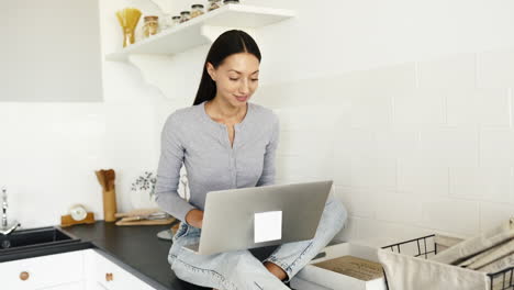 mujer trabajando desde casa en una cocina