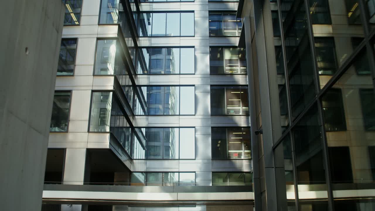 patio de un edificio de oficinas moderno