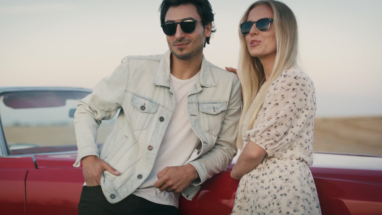 video de mano de la pareja en una cita por el coche