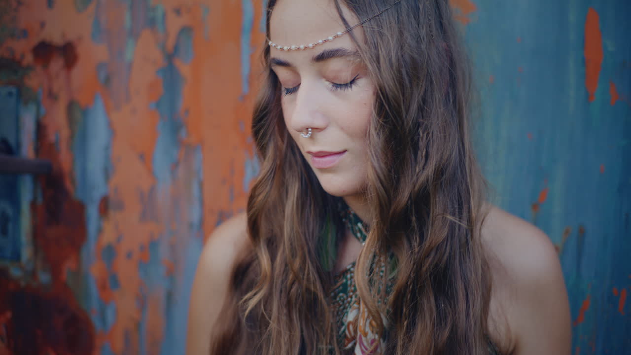 mujer boho con cabello largo y rizado y anillo en la nariz
