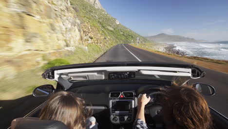 Pareja-Joven-Enamorada-Disfrutando-De-Un-Viaje-Por-Carretera